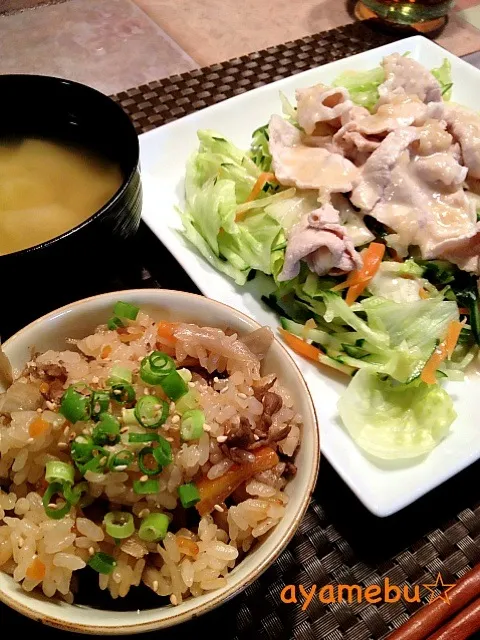 Snapdishの料理写真:☆すずらんちゃんのダシダで牛肉炊き込みご飯、冷しゃぶサラダ、お味噌汁☆|あやめぶさん