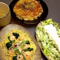 Snapdishの料理写真:エビとほうれん草のペペロンチーノ、じゃがいものガレット、豆腐サラダ|苅込真樹さん