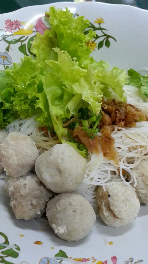 Rice vermicelli noodles with vegetables and pork balls|hakubaraさん