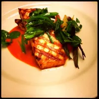 grilled salmon with braised fennel, tri-colored baby carrots, pea tendral salad and carrot ginger sauce|scott tealさん