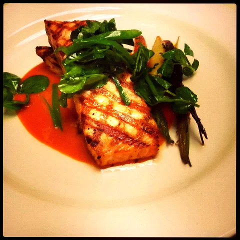 grilled salmon with braised fennel, tri-colored baby carrots, pea tendral salad and carrot ginger sauce|scott tealさん