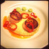 seared scallops with stone ground grits, chili oil, avocado puree and sweet peppers|scott tealさん