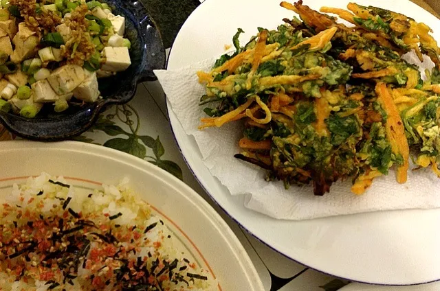 Snapdishの料理写真:#Lunch carotts & Parsely Tempura  Garnished Tofu furikake rice  人参とパセリのかき揚げ  冷奴 ご飯に鮭ふりかけ|ずきみくさん