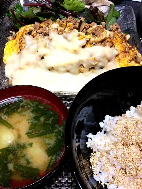 Snapdishの料理写真:#夕飯 すらないゴマかけご飯、ニラじゃがいも味噌汁、サラダほうれん草、ホワイトクリームかけオムレツ。もちろん白米はおかわりしたさ。|ms903さん