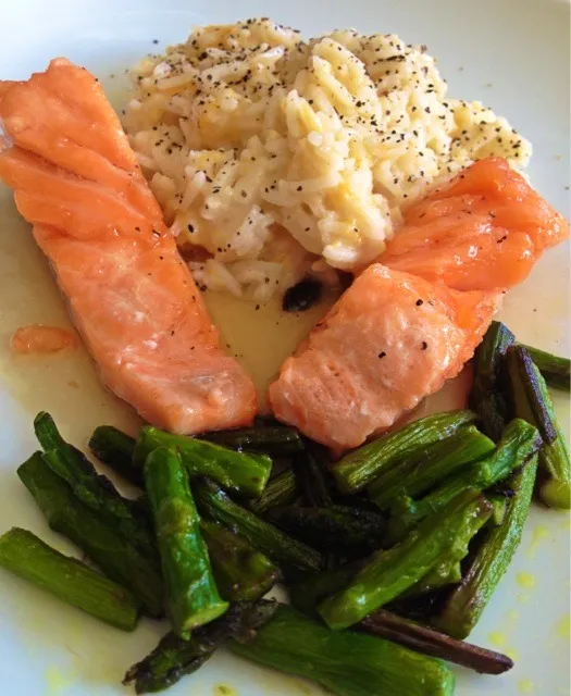 Saumón with honey vinagette with risotto and wild asparragus.|De Pupesさん