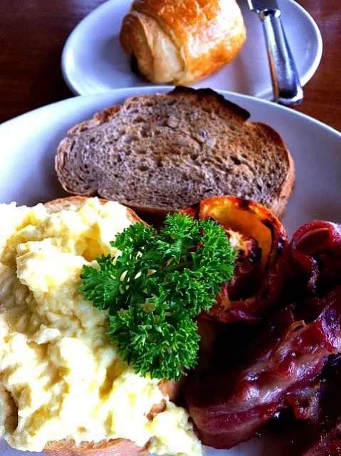 Scrambled eggs, bacon and toast|karen limさん