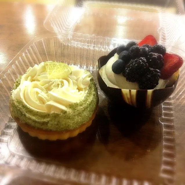 Snapdishの料理写真:Key lime tart and Tulip mousse cup|Miko Koizumiさん