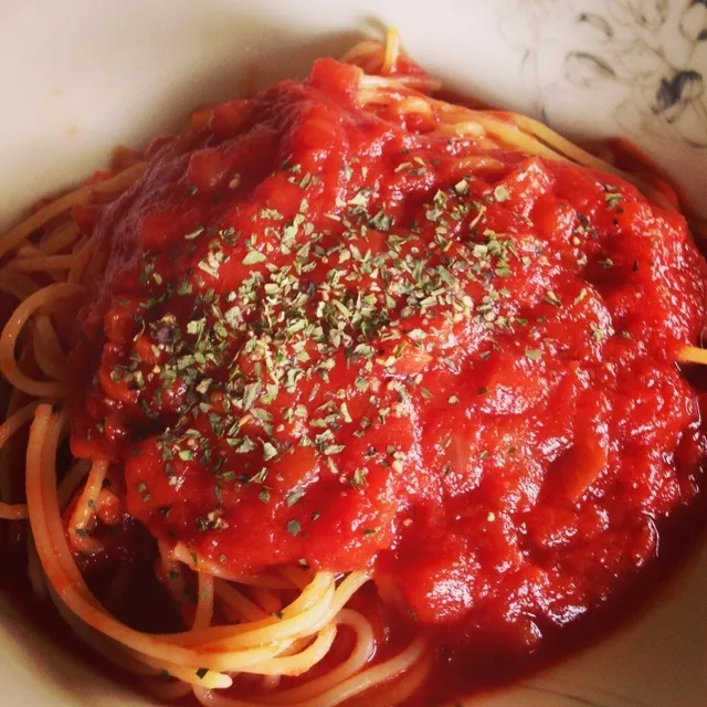 作り置きしてある玉ねぎソースで簡単トマトパスタランチ🌞|ひろみさん