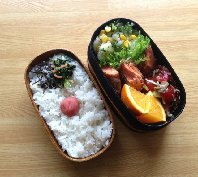 本日のお弁当、シャケのソテーメイン。いつもプチトマトはそのままいれていたけど、搾菜とネギをいれてゴマ油、塩をいれるだけで美味！酒のツマミにもピッタリ|miu37さん