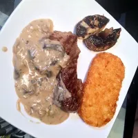 Snapdishの料理写真:Angus Sirloin steak with mushroom sauce and hash brown|Sherly Changさん