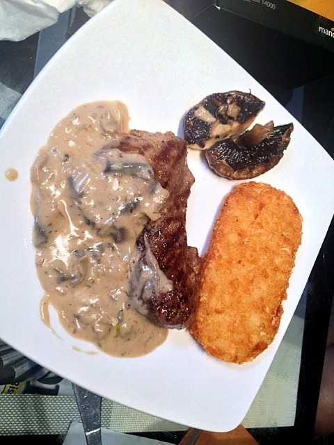 Snapdishの料理写真:Angus Sirloin steak with mushroom sauce and hash brown|Sherly Changさん