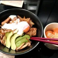 温玉アボカドハンバーグ丼