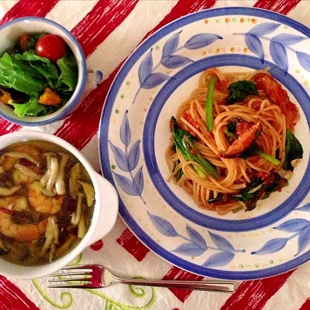 Snapdishの料理写真:Tomato and spinach spagetti and ajillo|Layさん