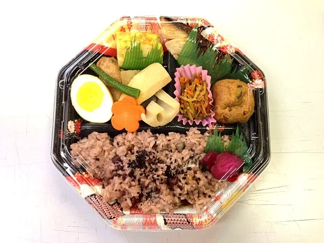 Snapdishの料理写真:北海道産小豆使用の赤飯と12品目のおかず弁当|sakgami kouichiさん