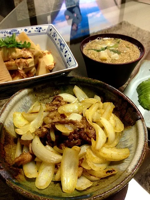 新玉ねぎと豚肉のカレー炒め、たけのこの土佐煮、ねぎごまみそ汁|やっちゃんさん