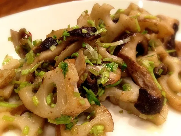 レンコンとシイタケのナンプラー炒め|てつやさん