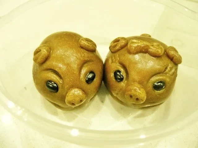 Snapdishの料理写真:Piggy moon cakes|moonbunnyさん