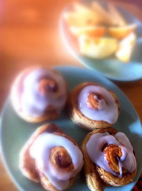 Warm Cinnamon rolls..mmmmm😋|hannahさん