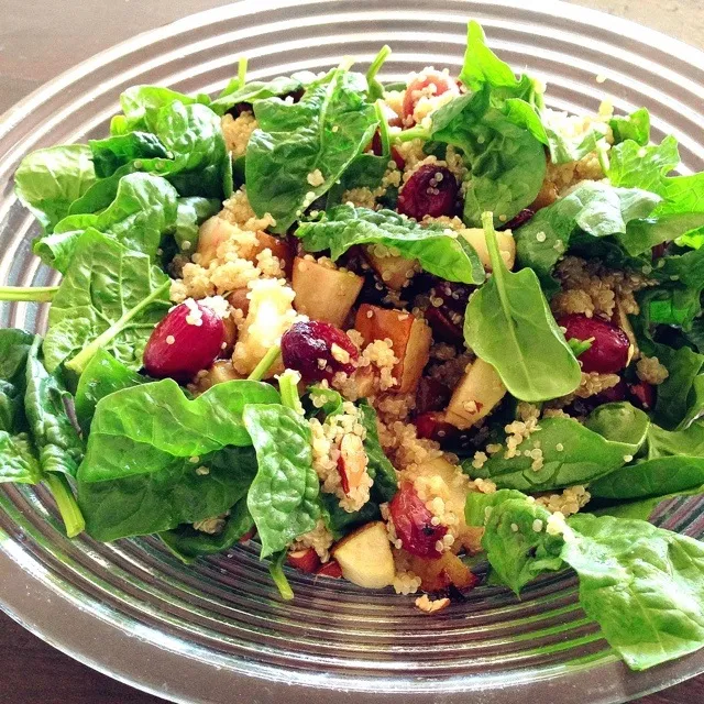 Spinach quinoa salad with roasted grapes and pear|Rianneさん