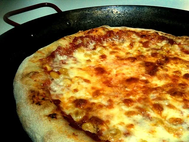 Snapdishの料理写真:Pizza della settimana "4 formaggi con mais"|小鍋 (pentolina)さん