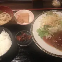 Snapdishの料理写真:煮込みハンバーグ定食|JUNOさん