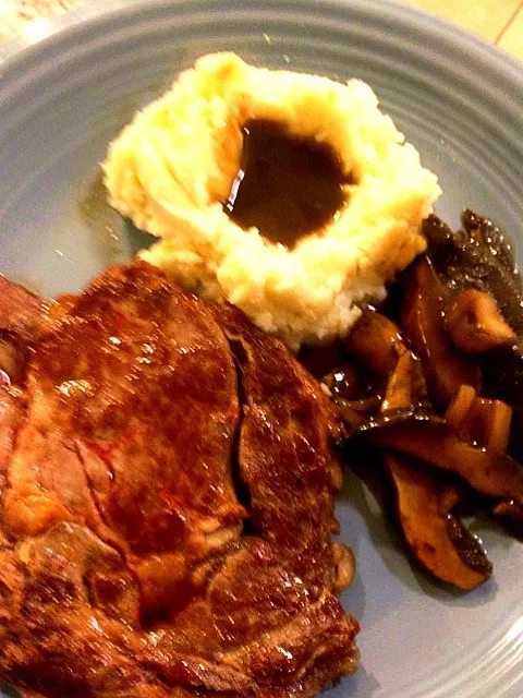 RibEye/mashed/mushrooms|Carlos Baezさん