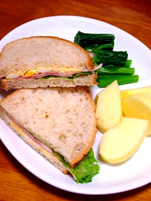 朝ご飯（ハムタマゴサンド、菜花のお浸し、りんご）|すーさん