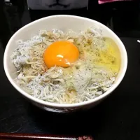 Snapdishの料理写真:鎌倉で買ったしらす丼(*^^*)|りえさん