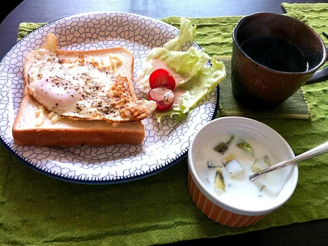 遅い朝食♡目玉焼きトースト☆キーウィヨーグルト☆コーヒー♬|shyohさん