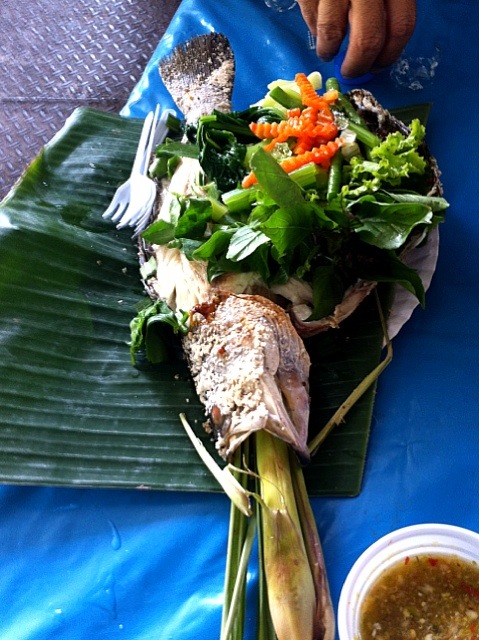 プラーヤーン タイの焼き魚川魚にレモングラスなどの香草を詰めて炭火焼にしています タリンチャンの水上マーケットにて メコンフーズ Snapdish スナップディッシュ Id Qenhta