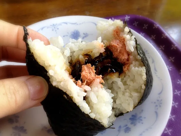 Snapdishの料理写真:欲張りに、シャケ昆布🍙|Kojiさん