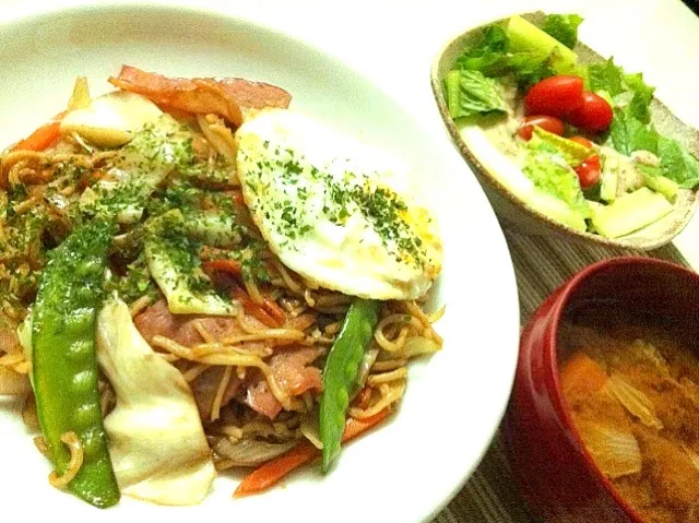 余り野菜＆ベーコンで焼きそば！ブランチ🈵|ふかرさん