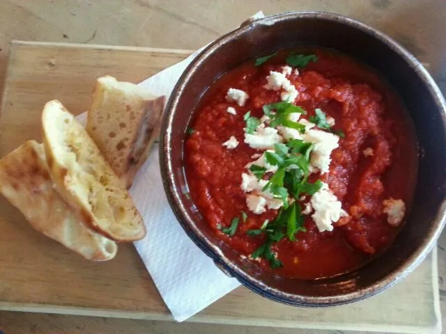 tomato soup with garlic Turkish flatbread|globetrotterさん