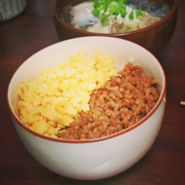 そぼろと卵の二色丼|ころちゃんさん