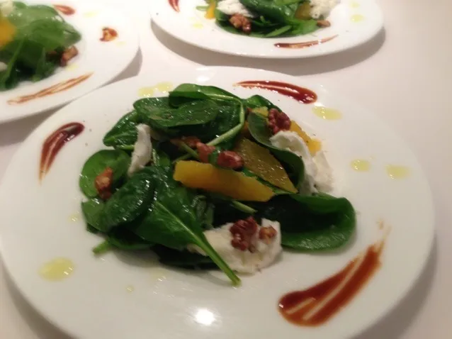 Baby spinach, Orange n toasted walnut salad|Anne Wongさん