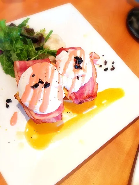 Egg Benedict on top of French toast|PhUnGさん