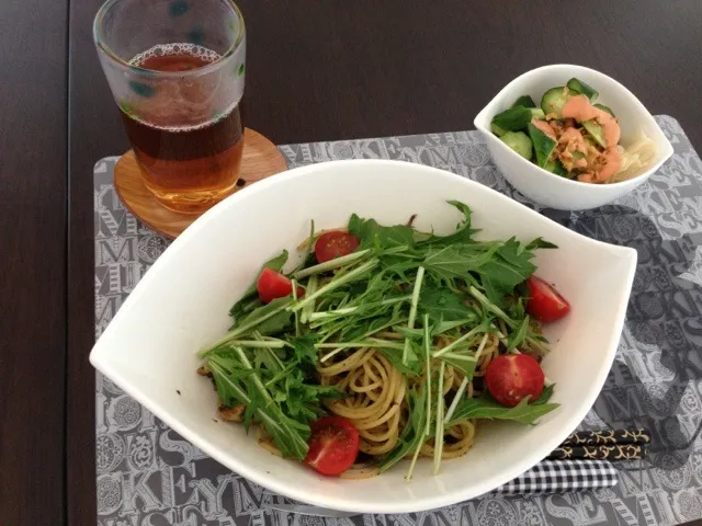 Snapdishの料理写真:鶏肉とキノコのバジルパスタ 水菜とミニトマトのせ|kanaさん