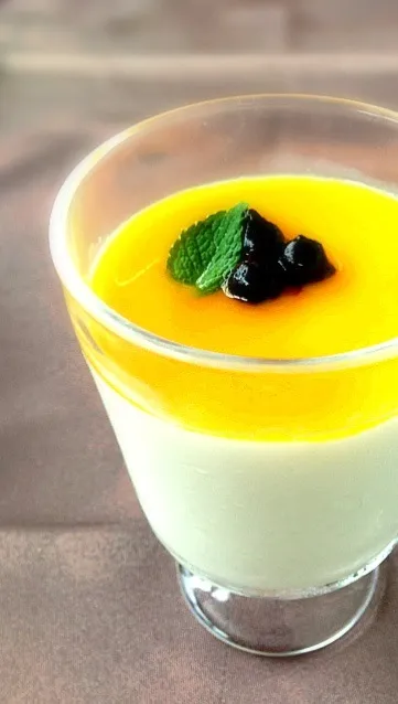 Plain yogurt with mango purée|Foodさん