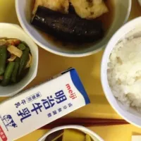 Snapdishの料理写真:揚げダシ豆腐、さつまいもなの煮物クタクタ煮物、牛乳|たかはししずかさん