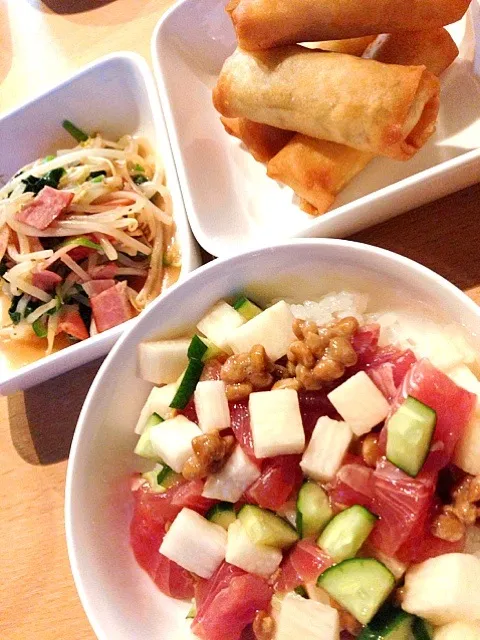 まぐろのネバネバ丼&もやしとベーコンほうれん草のニンニク醤油炒め&春巻き|えりちんさん