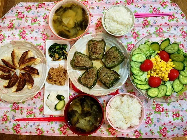 ピーマンの肉詰め、焼き餃子、サラダ、切り干し大根の煮物、ニラ玉、らっきょう酢漬け、大根とわかめの味噌汁|まゆめろさん