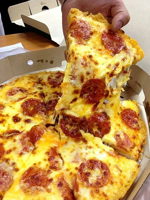 Snapdishの料理写真:🍕pepperoni pizza with xtra xtra xtra cheese 😬😬😬🍕|Cloudy Gさん