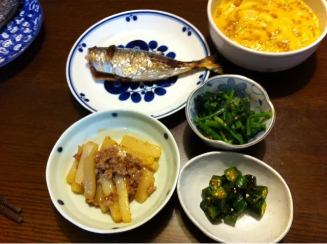 アジの塩焼き、大根とひき肉の炒め煮、ほうれん草のゴマ和え、オクラの海苔和え|きりママさん