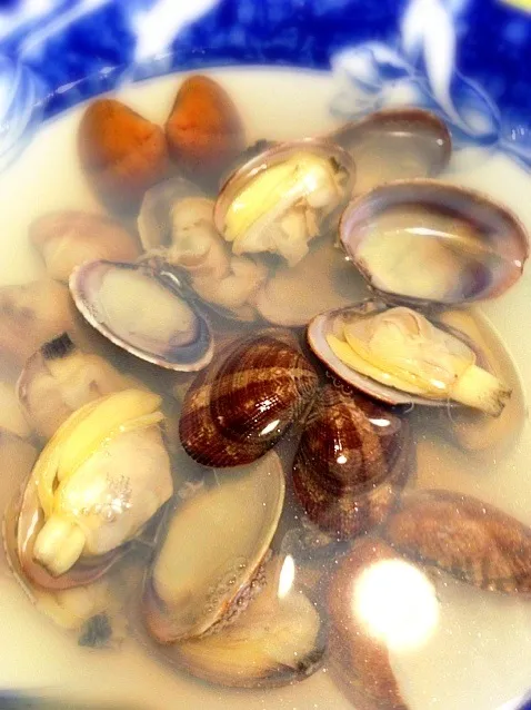 アサリのお吸い物。嵐で海が荒れてしばらく経った頃が食べ頃と伺ったので。いいダシ出てました|うきさん