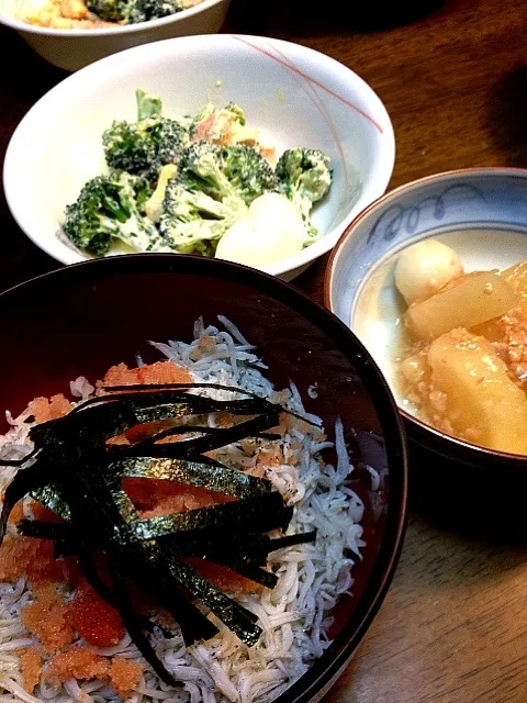 しらすと明太子の丼・大根とうずら卵のそぼろ煮・ブロッコリーと海老とゆで卵のサラダ|mokotaさん