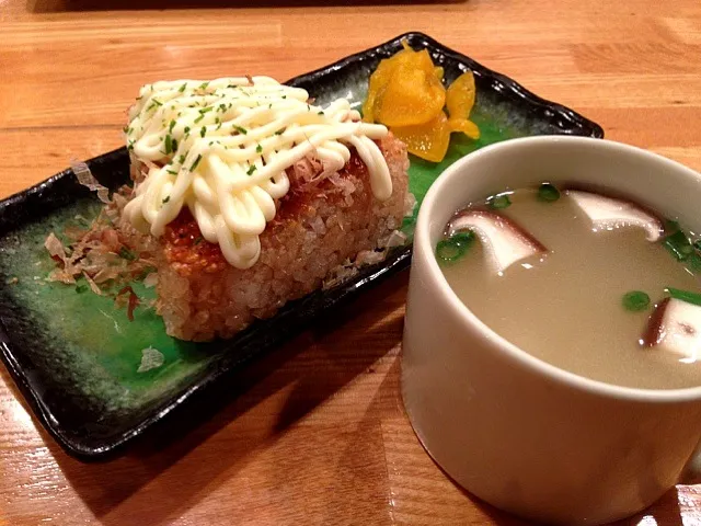 ข้าวปั้นย่างมายองเนสกับซุปไก่ 焼きおにぎり削りマヨ と 鶏スープ🍙@ที่ญี่ปุ่น 浦安の居酒屋|akiさん