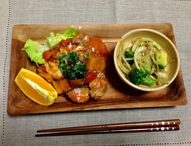 今日の晩ご飯。鳥もも、かぼちゃ、カットトマトベースの煮込みと、アボガドと玉ねぎサラダ。サラダのドレッシングはポン酢にパルメザンチーズ！煮込みは牛乳、水、酒が1:1:0.5、それにコンソメと塩で調整。めちゃ簡単でめちゃ美味しかった！|miu37さん