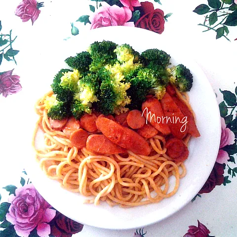 spagetti with steamed brocolli and sausage|aenn aennulさん