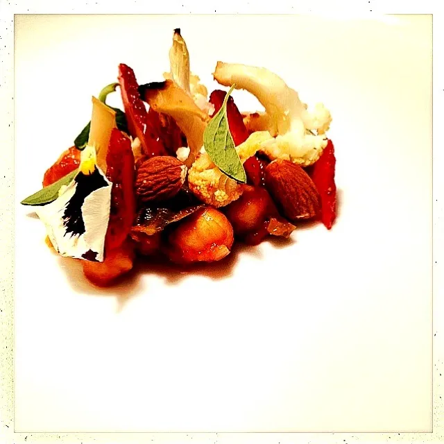 GARBONZO. JEIRLOOM TOMATO. BEET GREENS. JALAPEÑO. CUMIN. ROASTED ALMOND AND CAULIFLOWER. STRAWBERRY|GREG ARNOLDさん