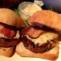 Snapdishの料理写真:4 Cheese & Bacon Sliders|Myraさん